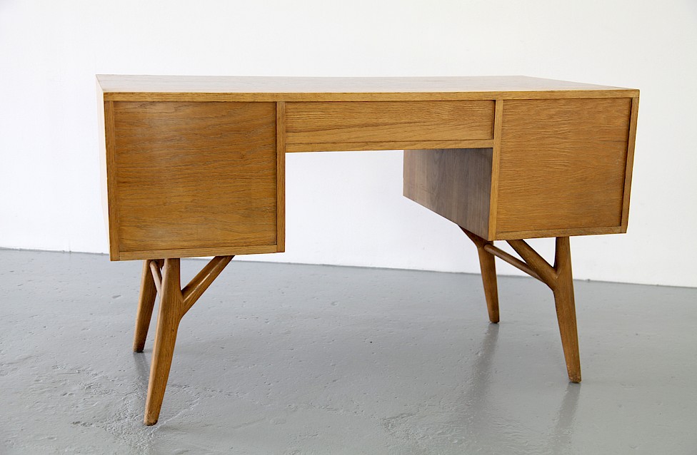 Mid Century Modern Oakwood Desk by Paul Laszlo for Brown Saltman - Made in USA_8