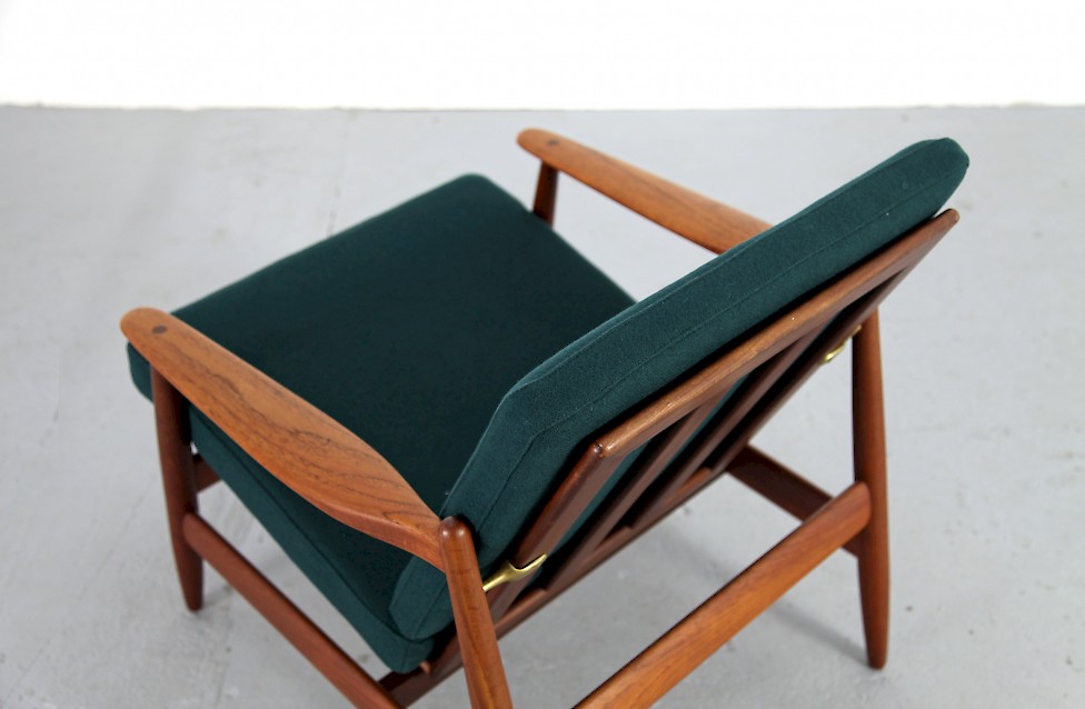 Daenischer Teak Sessel von Hans Olsen mit Messing Halterungen bezogen in gruenem Stoff von Kvadrat 1960_7