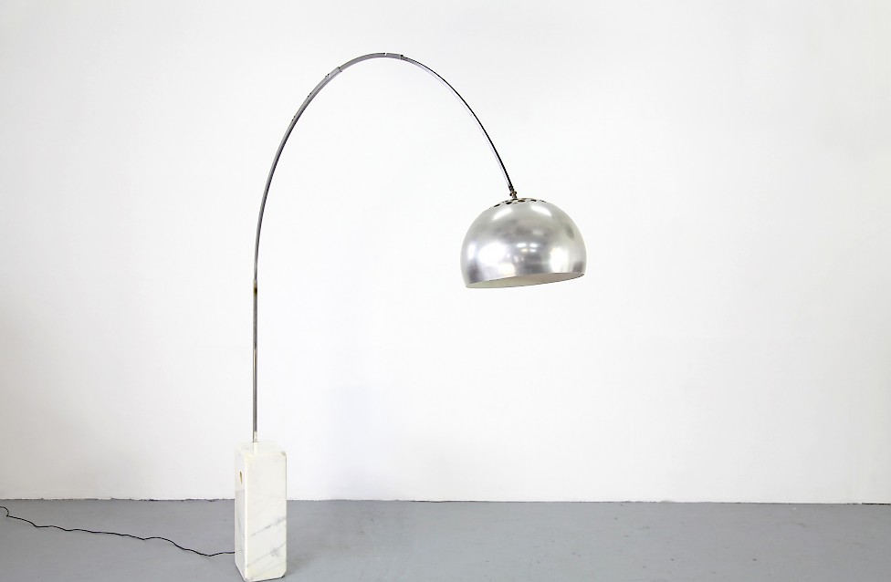 Marmor und Aluminium Bogenleuchte Flos von Achille Castiglioni fuer Flos Italien Erste Edition Serie aus den 1960er Jahren_1