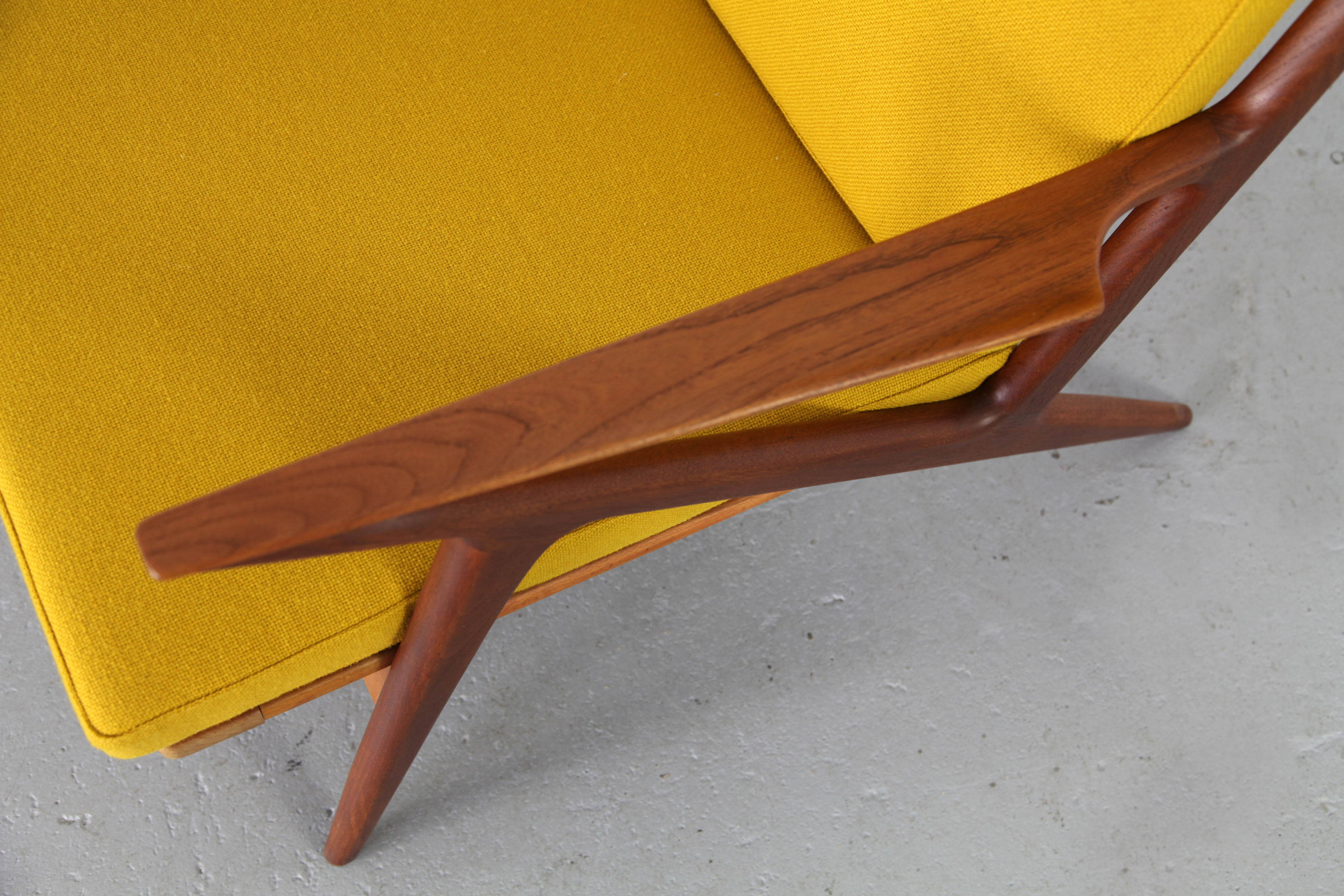 Design Klassiker Z-Chair von Poul Jensen fuer Haslev - Kvadrat Hallingdal gelb Denmark_12