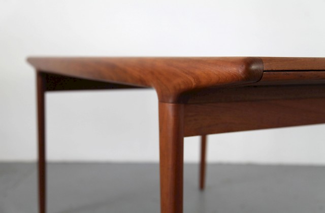 Extendable Dining Table by Uldum