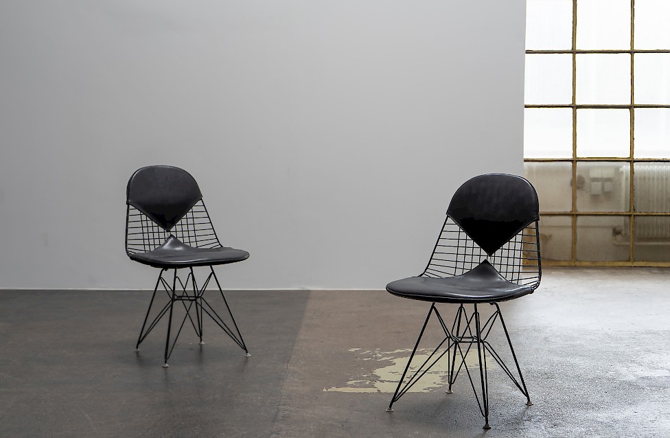 Set aus vier Eames Fiberglas Stühlen
