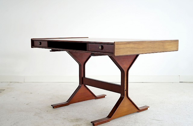 Desk by Gianfranco Frattini